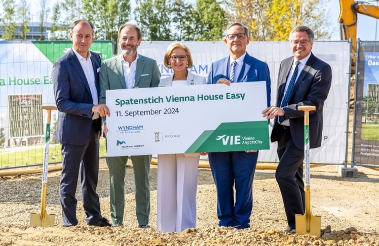 V.l.n.r. Herbert Pinzolits (Eigentümer und CEO MAMMA Group), Jörg Beginen (COO HR Group), Johanna Mikl-Leitner (Landeshauptfrau von Niederösterreich), Günther Ofner (Vorstand der Flughafen Wien AG) und Wolfgang Scheibenpflug (Bereichsleiter Immobilien- und Standortmanagement der Flughafen Wien AG) © Flughafen Wien