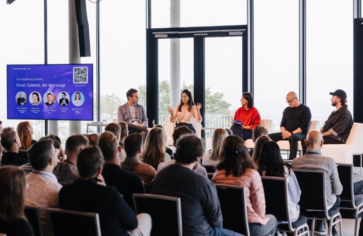 V.l.n.r.: Christoph Schliecker-Magnani (Meta), Joanna Zhou (maqaroon), Maria Holzinger (e-dialog), Oliver Rosenthal (Creative Works/Google) und Julius Winter (TikTok) diskutierten im Panel zu Content, der überzeugt © Yvonne Fetz/StudioF