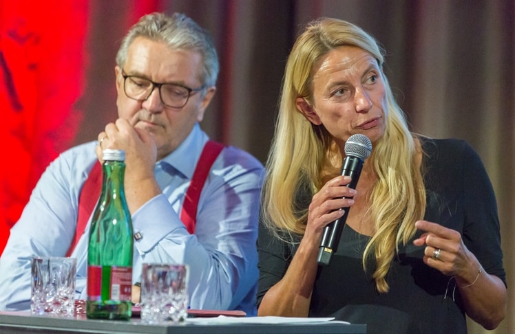 Gesundheitsstadtrat Peter Hacker und Nationalratsabgeordnete Juliane Bogner-Strauß nahmen auf dem Podium Platz © LEADERSNET / D. Mikkelsen