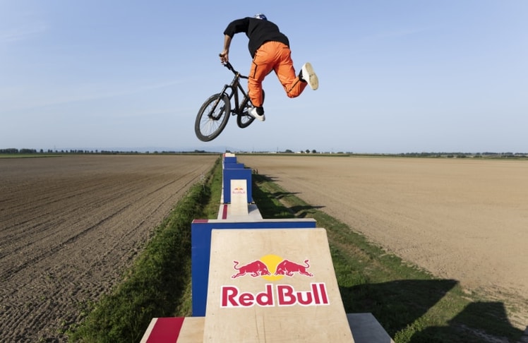 Dawid Godziek führte den ersten Rad-Backflip auf einem fahrrenden Zug aus © Bartek Wolinski / Red Bull Content Pool