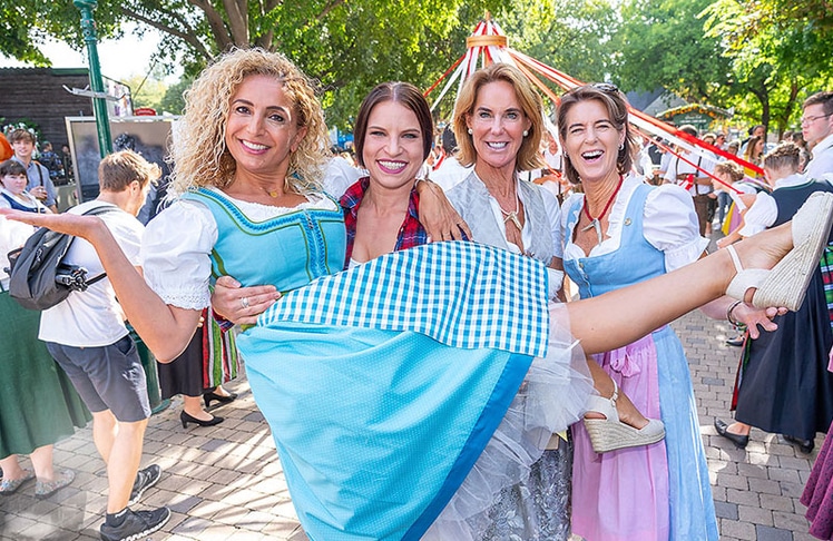 Auch Promis wie Eser Ari-Akbaba, Conny Kreuter und Kathi & Gabi Stumpf statten der Wiener Kaiser Wiesn im Vorjahr einen Besuch im Dirndl ab (v.l.n.r.). © Andreas Tischler