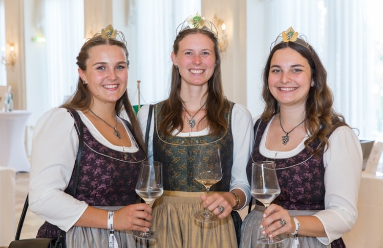 Die amtierenden steirischen Weinköniginnen (v.l.n.r.): Lea Kneissl, Magdalena Niederl und Antonia Hiebaum © LEADERSNET / D. Mikkelsen