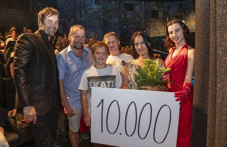 Magic World Vienna begrüßte ihren 10.000 Besucher: Familie Doris und Thomas Groll mit ihren Söhnen Jakob und Lukas © Jürgen Hammerschmid