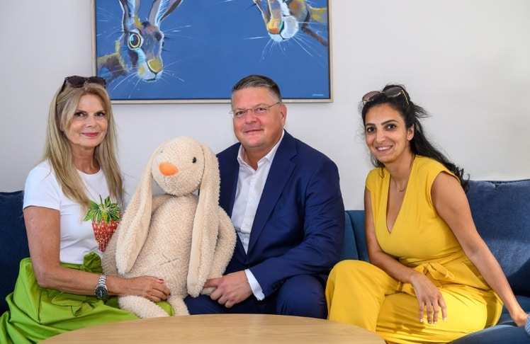 Karin Schmidt, Vorstand der Ronald McDonald Kinderhilfe, zusammen mit DDr. Alexander
Petsche und Nassim Ghobrial von Baker
McKenzie Rechtsanwälten bei der
Wiedereröffnung des Kinderhilfe Haus
Kinderspitalgasse. © Gregor Nesvadba