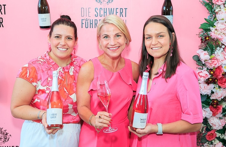 Eines der von Putz & Stingl veranstalteten Events war das zehnjährige Jubiläum der "Schwertführerinnen": Sigrid Schwertführer, Schauspielerin Kristina Sprenger und Kerstin Schwertführer © LEADERSNET / A. Felten