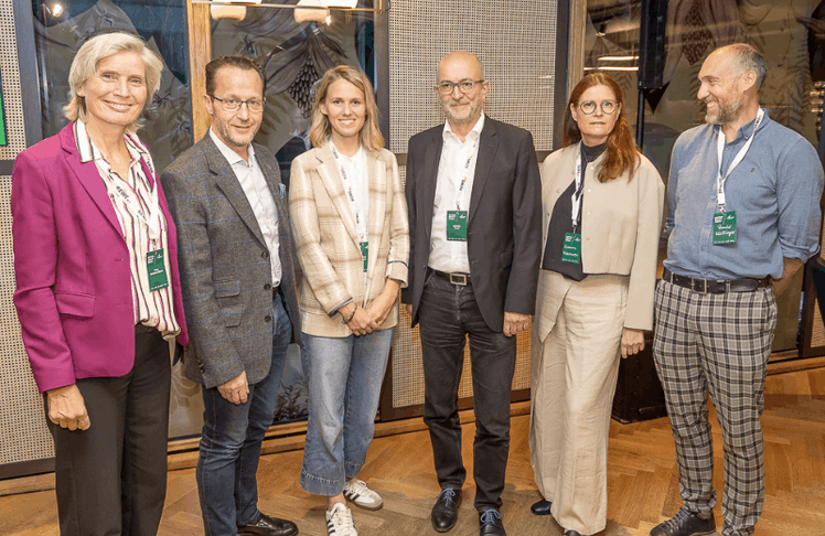 V.l.n.r.: Tanja Dietrich-Hübner (Senior Adviser Sustainability Unternehmenskommunikation und Public-Affairs & Vorständin BILLA gemeinnützige Privatstiftung Blühendes Österreich) , Robert Nagele (BILLA Vorstand) , Felicia Beck (Gruppenleiterin Nachhaltigkeit), Andreas Steidl (Ja! Natürlich Geschäftsführer), Susanne Formanek (Geschäftsführerin der GRÜNSTATTGRAU GmbH), Ronald Würflinger (Blühendes Österreich Generalsekretär) © LEADERSNET/ D. Mikes