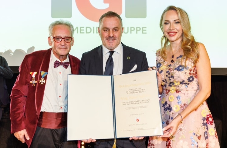 Preisträger Klaus Panholzer (CEO Schönbrunn Group, Mitte) mit Verlegerpaar Christian und Ekaterina Mucha (MG Mediengruppe) 
© SKB/Alexander Felten