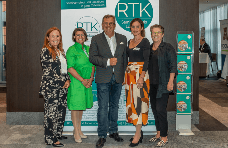 V.l.n.r.: RTK-Geschäftsführerin Uschi Huber, Ebru Z. Ozanolgullari-Oucherif, RTK-Key Account Managerin (ab 1.10.), RTK-Präsident Thomas Ziegler, GF Design Center Linz, RTK Head of Sales and Events Carina Kapeller und RTK-Vorstandsmitglied Gundula Feichtenschlager-Schimek, GF ARCOTEL Nike Linz, beim RTK-Event Oberösterreich im Courtyard by Marriott Linz. © RTK/Löffler