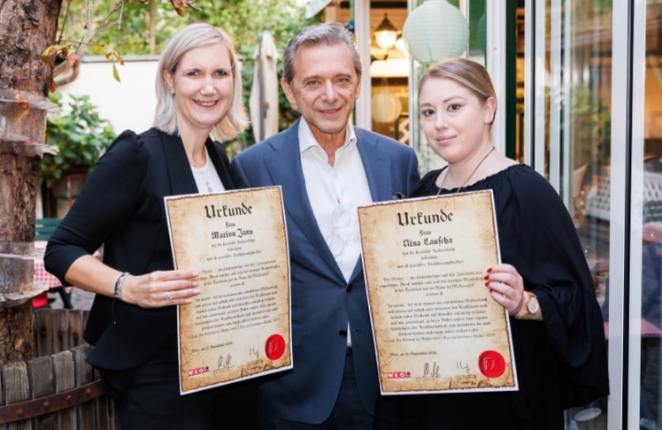 Fachgruppen-Obmann Helmut Mojescick mit zwei der Absolvent:innen, Marion Janu (links) und Nina Lauscha © Florian Wieser