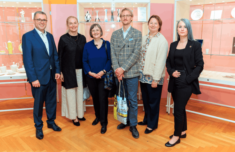 V.l.n.r.: : Alexander Palma (Leiter Sektion Kulturelles Erbe, Bundesministerium für Arbeit und 
Wirtschaft), Claudia Lehner-Jobst (Wissenschaftliche Direktorin, Sammlungskuratorin 
Porzellanmanufaktur Augarten), Eva B. Ottillinger (Kuratorin, Stv. Leiterin Abteilung Historische 
Sammlungen, Bundesministerium für Arbeit und Wirtschaft), Gabriel Roland (Director Vienna Design 
Week), Anja Hasenlechner (Leiterin Abteilung Historische Sammlungen, Bundesministerium für Arbeit 
und Wirtschaft), Petra Reiner (Stabstelle Corporate Affairs Schönbrunn Group und Leitung 
Möbelmuseum Wien © LEADERSNET/ A. Felten