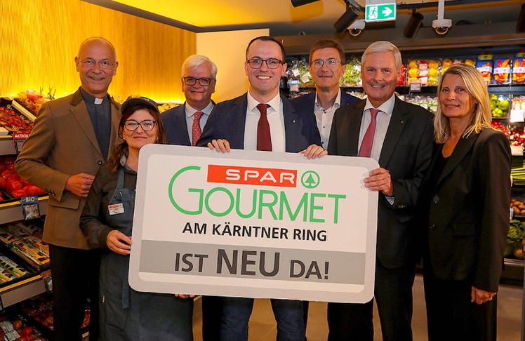 V.l.n.r.: Dompfarrer Toni Faber, Feinkostabteilungsleiterin Verica Nedeljkovic, Spar-Vorstand Marcus Wild, Marktleiter Mladen Petrovski, Spar-Geschäftsführer Alois Huber, Spar-Vorstandsvorsitzender Hans K. Reisch mit Gattin Bettina Reisch © LEADERSNET/G. Langegger