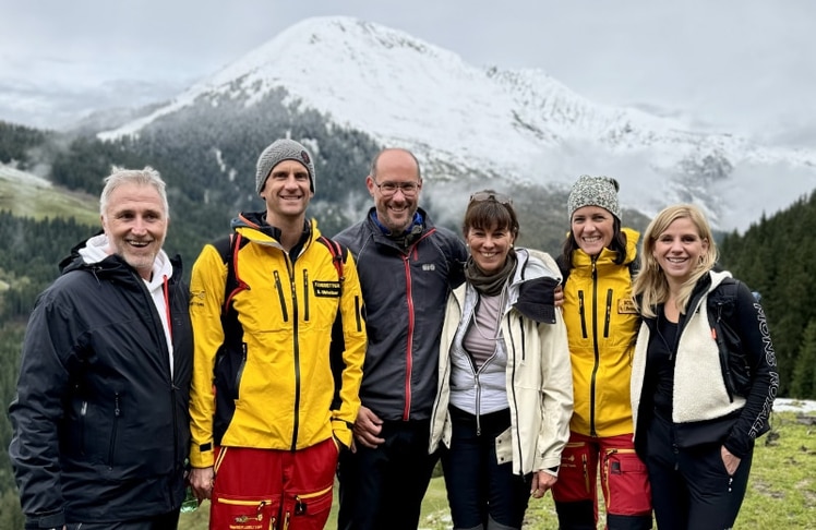 V.l.n.r.: Organisator und Gründer der Wirtschaftswanderung Herbert Rieser, Flugretter Bernhard Oppolzer, Tourismus- und Wirtschafts-Landesrat Mario Gerber, WKO-Vizepräsidentin Martha Schultz, Flugnotärztin Elisabeth Wechselberger und Landtagsabgeordnete Katrin Brugger © LEADERSNET