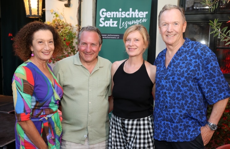 V.l.n.r.: Schauspielerin Konstanze Breitebner, Kabarettist Robert Palfrader, Schauspielerin Caroline Peters und Gastgeber Ossi Schellmann © Katharina Schiffl