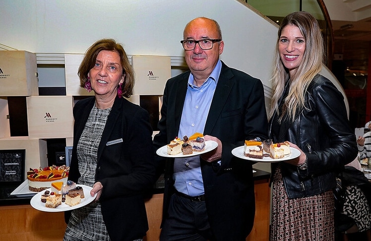 V.l.n.r.: Angelika Mayer-Horngacher (Market Director of Sales & Marketing im Vienna Marriott Hotel), Dieter Fenz (General Manager des Vienna Marriott Hotels) und Alexandra Seyer-Gmeinbauer (Alba Communications) © LEADERSNET / G. Langegger