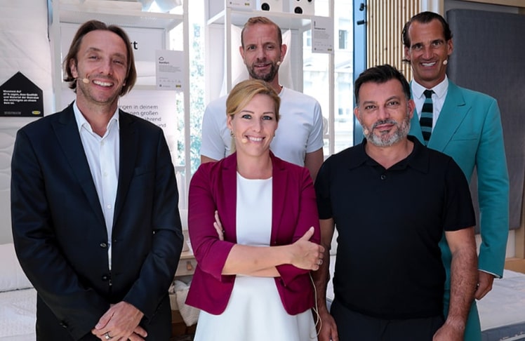 Bei der Präsentation der Studie waren unter anderem vor Ort (v.l.n.r.): Univ.-Prof. Dr. Manuel Schabus (Psychologe und Schlafforscher, Universität Salzburg), Catharina Fendt (Communications Managerin, IKEA Österreich), Jan Janko (Country Selling Manager, IKEA Österreich), Alpaslan Deliloglu (CEO & CSO, IKEA Österreich) und Thomas Schwabl (Gründer und Geschäftsführer, marketagent) © LEADERSNET / G. Langegger