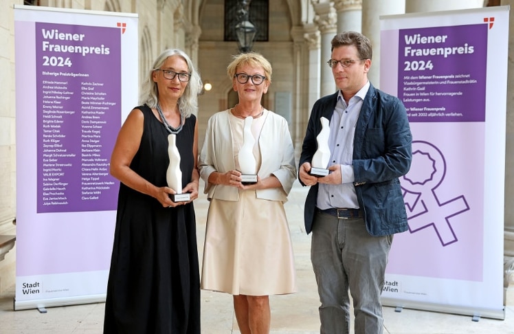 v.l.n.r.: Petra Unger (Preisträgerin Kategorie „Wissensvermittlung“), Marlies Ettl (Preisträgerin Kategorie „Alltagsheldin“) und Jan Kreisky, der den Preis für seine Mutter Eva Kreisky (Preisträgerin Kategorie „Wissenschaft und Forschung“) entgegennimmt. © Stadt Wien/Martin VOTAVA