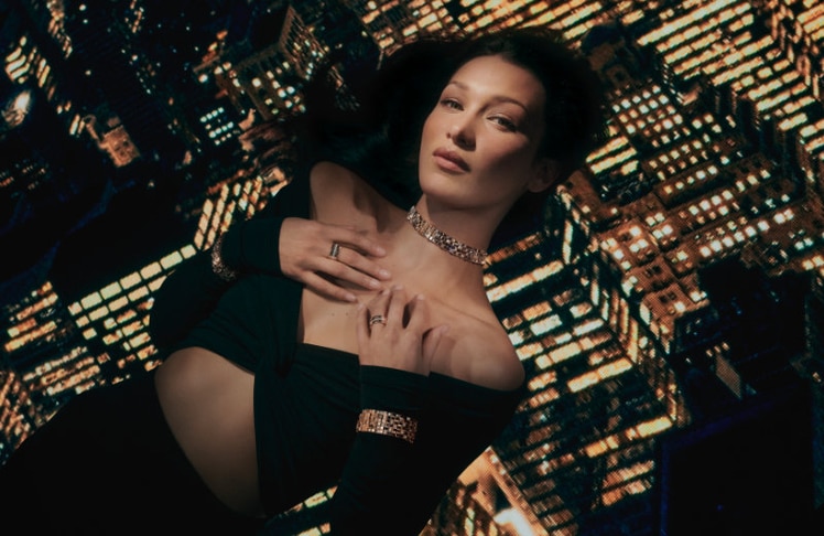 Chopard-Markenbotschafterin Bella Hadid präsentiert die neue Ice Cube Kollektion "Sculpted by Light" von Chopard © Charlotte Wales/Chopard