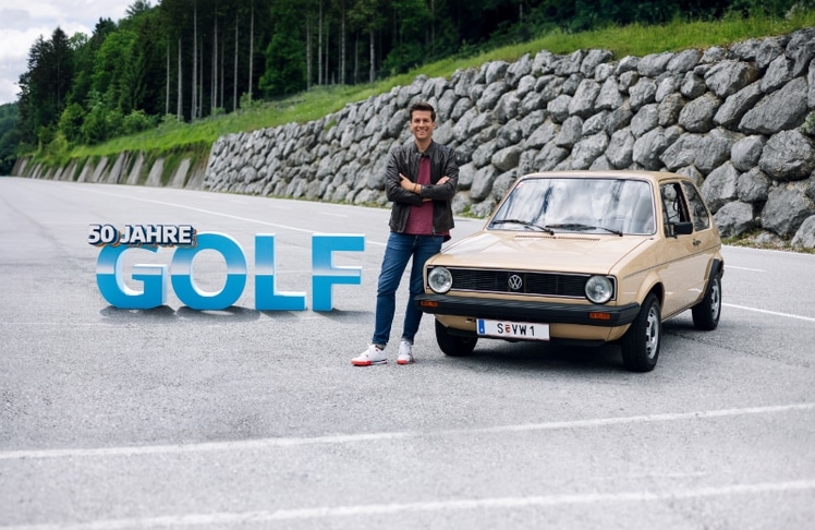 "Quizjagd"-Moderator Florian Lettner spielt sich mit seinen Gästen durch acht Golf-Epochen © Johannes Jank