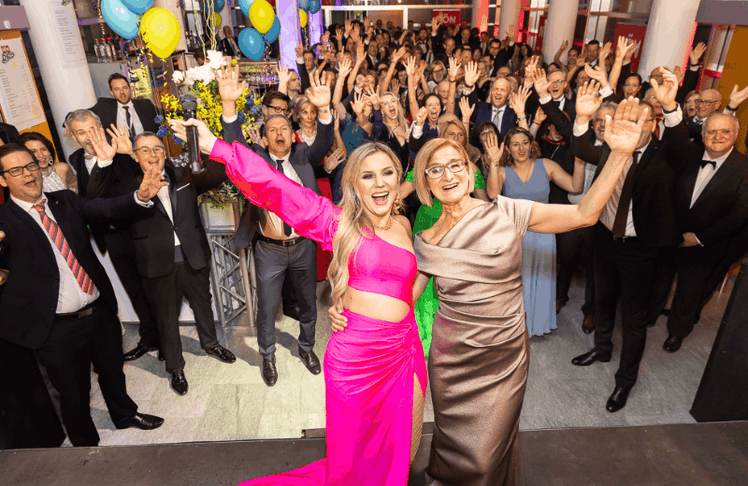 Natalie Holzner (l.) und Landeshauptfrau Johanna Mikl-Leitner beim Landhausball 2024