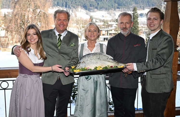 V.l.n.r.: Francesca Beckenbauer, Geschäftsf. Direktor Johannes Mitterer, Heidi Beckenbauer, Küchenchef Jürgen Bartl, Joel Beckenbauer © Roman Babirad