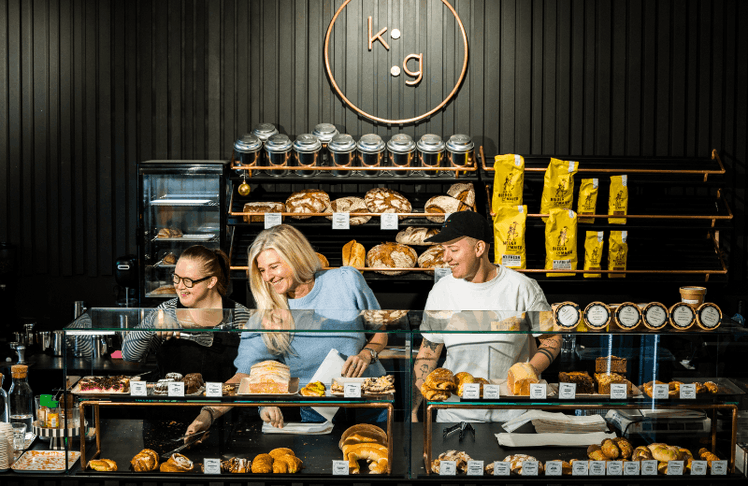 Nachhaltiges Konzept. Beim konzept : greissler machen im sechsköpfigen Team "alle alles". Hier Franziska Sares (li.) mit Mutter (Mitte) Eva und Schwester Josephine (re.) 